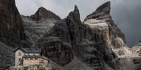 Das Rifugio Tuckett im nördlichen Teil der zentralen Brenta ist wichtige Anlaufstelle für Klettersteigaspiranten. Foto: Ralf Gantzhorn