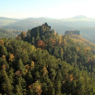 Auf dem Marienfels bietet ein Pavillon Schutz und Schirm, wie die Patronin voller Güte. Foto: Swen Geißler