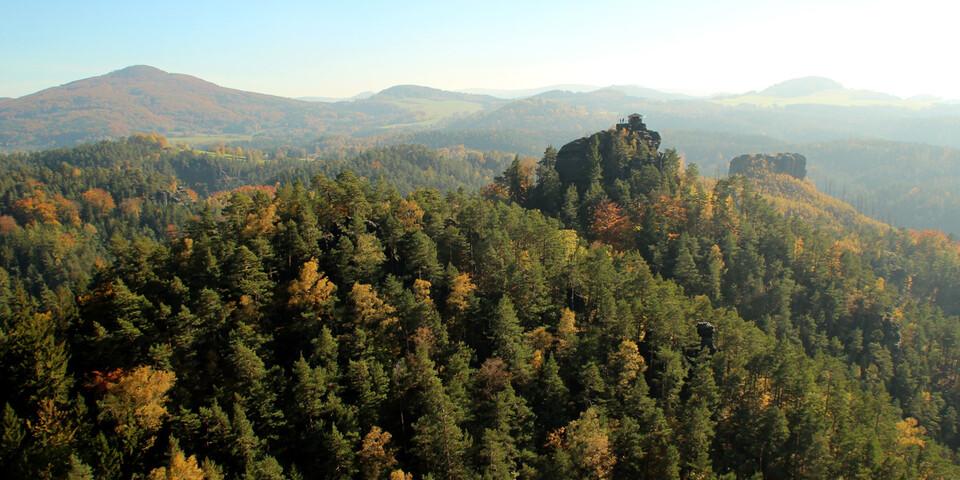 Auf dem Marienfels bietet ein Pavillon Schutz und Schirm, wie die Patronin voller Güte. Foto: Swen Geißler