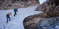 Frühmorgendlicher Aufstieg auf dem Tuckettgletscher – hier sind im Zweifel Grödel/Steigeisen angesagt. Foto: Ralf Gantzhorn