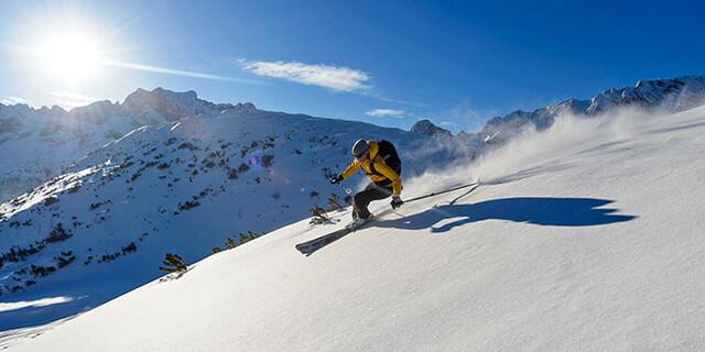 Wer abseits der Piste unterwegs ist, sollte besonderen Wert auf den Lawinenlagebericht legen. Foto: Wolfgang Ehn