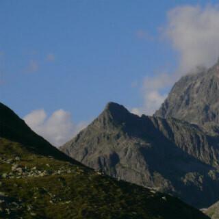 Vor der neuen Heilbronner Hütte zeigt das Horn, dass es seinen Namen zu Recht trägt. Der Patteriol steckt in Wolken.