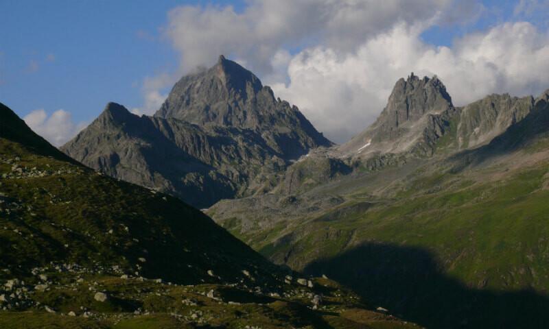 Vor der neuen Heilbronner Hütte zeigt das Horn, dass es seinen Namen zu Recht trägt. Der Patteriol steckt in Wolken.