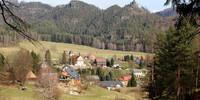 Vorne liegt Dittersbach, dahinter die zugehörige Felsenwelt – alles schön geordnet. Foto: Swen Geißler