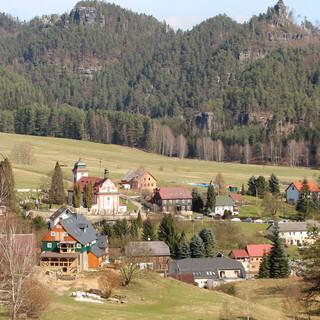 Vorne liegt Dittersbach, dahinter die zugehörige Felsenwelt – alles schön geordnet. Foto: Swen Geißler