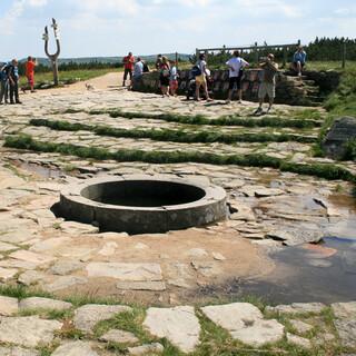 Welcher Fluss entspringt hier wohl? Kleiner Tipp: Wir sind im Elbsandsteingebirge. Foto: Swen Geißler