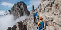 Am Bochette Centrale ist man auf natürlichen Bändern unterwegs – hinten die Felsnadel des Campanile Basso. Foto: Ralf Gantzhorn