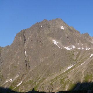 ... Auch bei der Darmstädter Hütte gibt es einen kleinen See. Saumspitze und Seeköpfe begrenzen den Horizont.