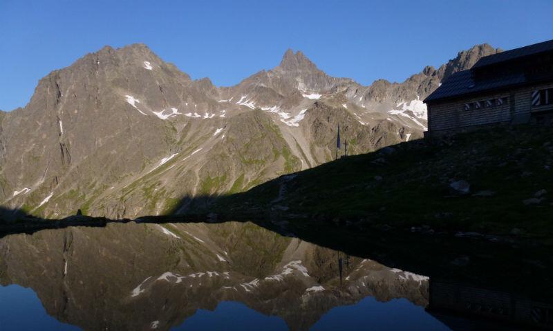 ... Auch bei der Darmstädter Hütte gibt es einen kleinen See. Saumspitze und Seeköpfe begrenzen den Horizont.