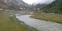 Noch schlängelt sich der Längentalbach durch grüne Niedermoore, Foto: Michael Reischer