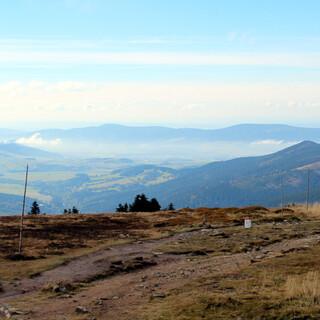 Auch ohne Schnee weit und breit kann sich die Aussicht vom Schneeberg sehen lassen. Foto: Swen Geißler