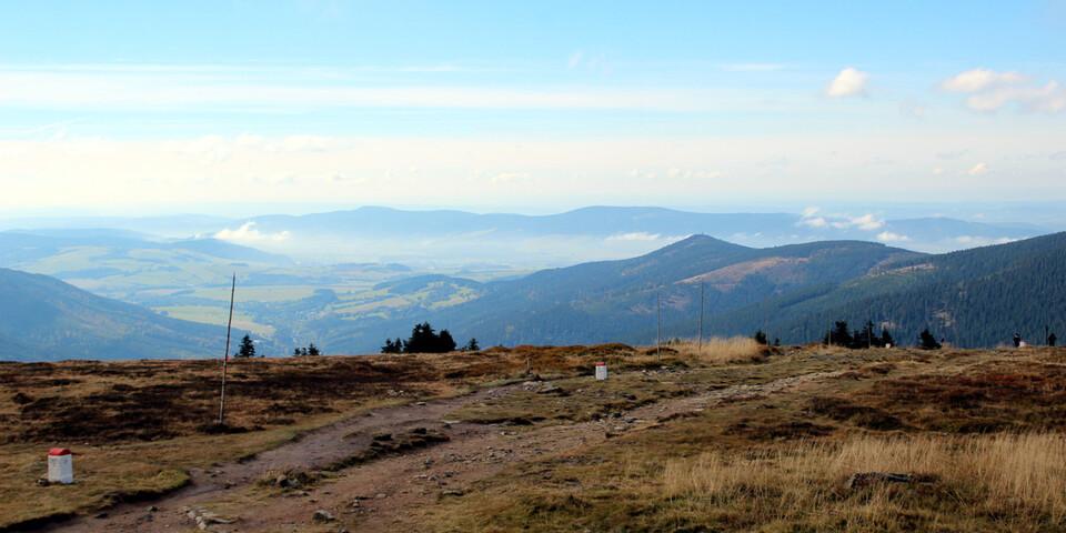 Auch ohne Schnee weit und breit kann sich die Aussicht vom Schneeberg sehen lassen. Foto: Swen Geißler