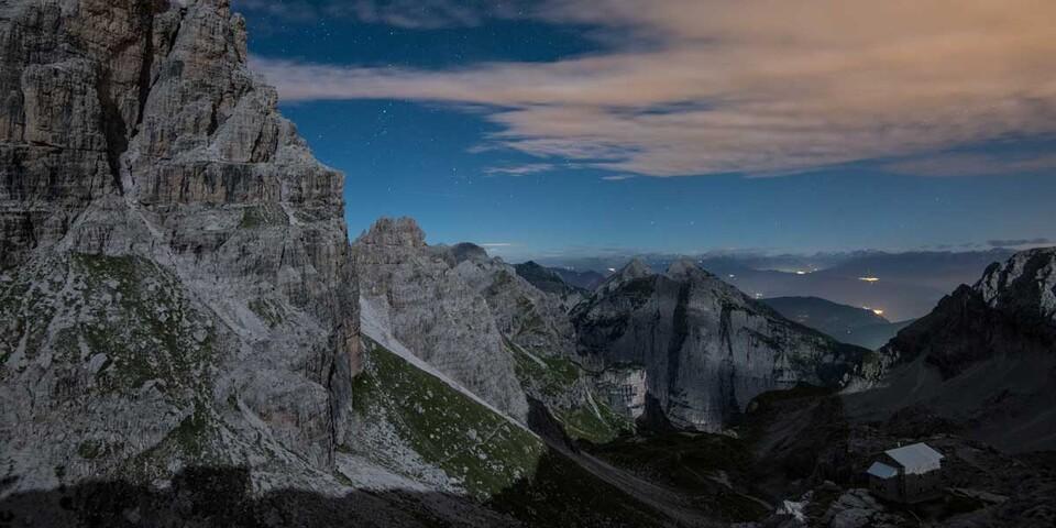 Die Etappe am Bochette Centrale ist geschafft - Abendstimmung vom Rifugio Pedrotti. Foto: Ralf Gantzhorn