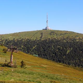 Gar nicht altväterlich, eher ätzend modern, lookt der Fernsehturm am Altvater. Foto: Swen Geißler