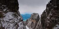 Die hohen Brenta-Gipfel kleiden sich oft in lokale Nebelfelder – weit unten schimmert der Lago Molveno. Foto: Ralf Gantzhorn